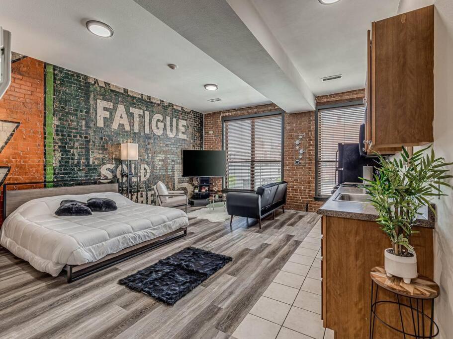 Deluxe Studio In Historic Downtown Building! Бартлсвилл Экстерьер фото