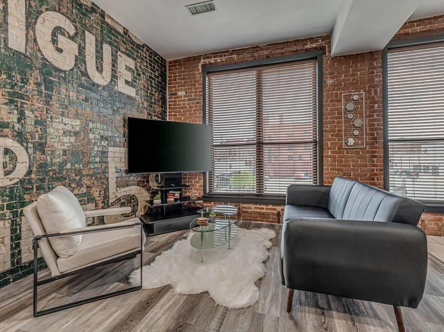 Deluxe Studio In Historic Downtown Building! Бартлсвилл Экстерьер фото