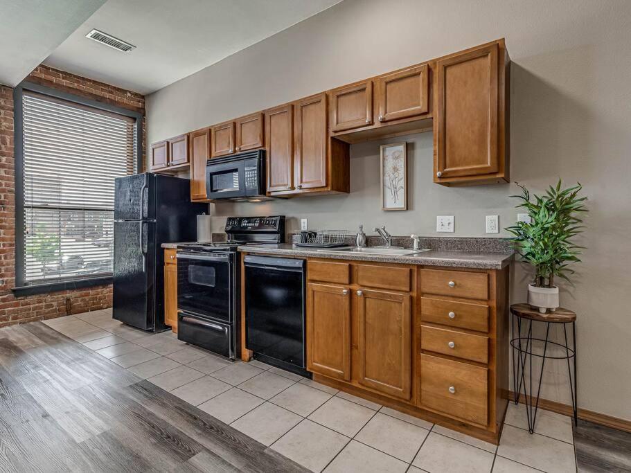 Deluxe Studio In Historic Downtown Building! Бартлсвилл Экстерьер фото